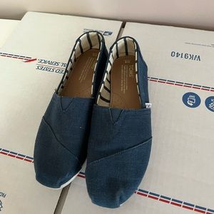 Navy blue toms